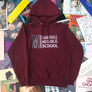 HOODIE!! 💿💿 - Säljer en riktig klassisk college hoodie från Marshall middle school i California. Tröjan är i bra skick, trycket är lite slitet men det är inget som stör tröjan samt är snöret lite sönder. Tröjan är M och skulle säga att den passar tts. Skulle uppskatta att tröjan är från tidigt 00-tal. Det är bara att skriva om du skulle undra något. Läs gärna bio innan dock. Ord pris: 299kr! ✌🏻🌱💫