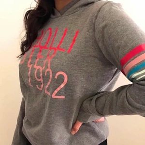 Grå Hollister hoodie - Grå Hollister hoodie i mycket bra skick. Stl S 80kr