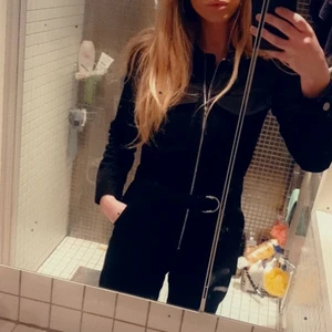 Svart jumpsuit jeans storlek 36  - Snygg jumpsuit från Weekday. Storlek 36. Använt fåtal gånger. 