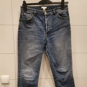 Mom jeans från H&M i storlek 38. Fint skick 💙✨ Frakt tillkommer 💕