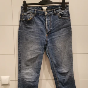 Jeans  - Mom jeans från H&M i storlek 38. Fint skick 💙✨ Frakt tillkommer 💕