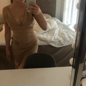 Klänning - Supersnygg klänning från Zara💓💓 använt endast en gång! Köparen står för frakten ❤️