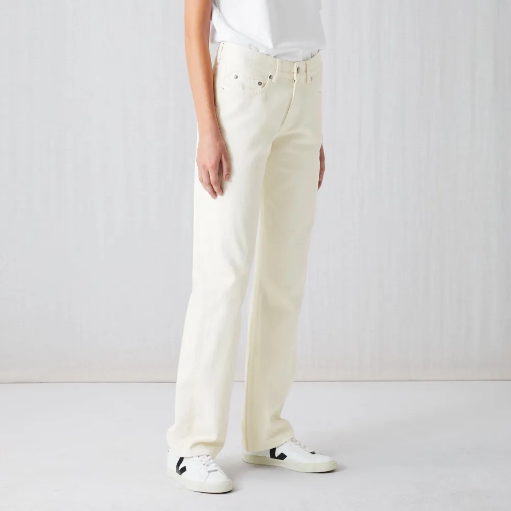 Ett par vita raka jeans från Arket i storlek w26. Säljer då de tyvärr blivit för små. Bra skick!. Jeans & Byxor.