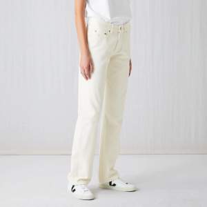 Ett par vita raka jeans från Arket i storlek w26. Säljer då de tyvärr blivit för små. Bra skick!