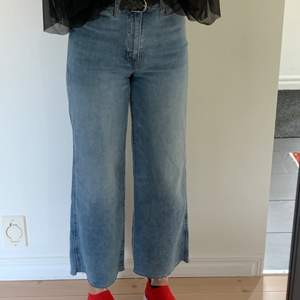 Snygga culotte och highwaist jeans från H&M, de är som nya och är stretchiga. Nypris 299 kr. Mitt pris 60 kr + frakt (samfraktar gärna). 