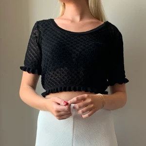 Stickad cropped top från Zara - Frakten kostar 59 kr spårbart, kan samfrakta ☺️