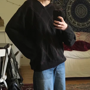 Argyle tröja - Tröjan är svart och rutorna röda och gråa! Skriv för fler bilder! :)