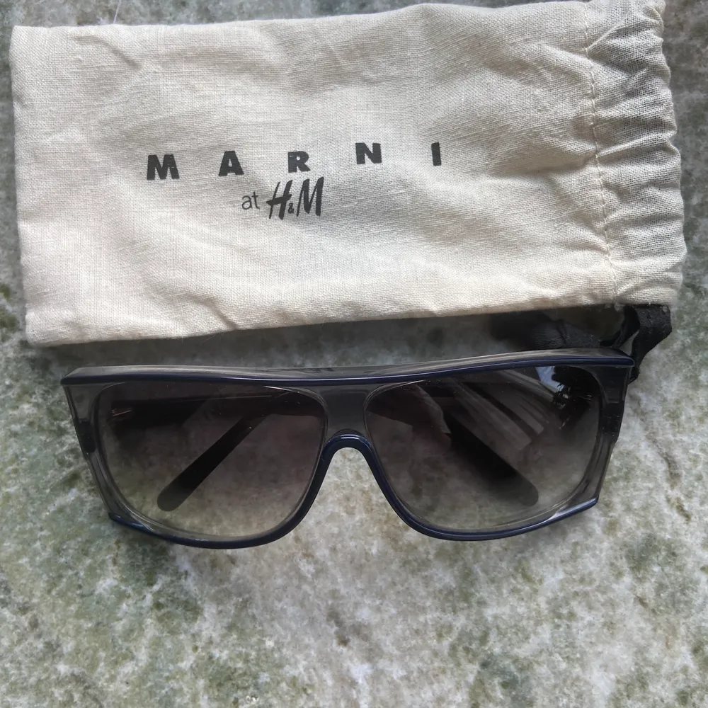 Solglasögon från Marnis samarbete med H&M aldrig använda.. Övrigt.