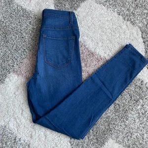Högmidjade skinny jeans  - Populära jeansen från Fashion Nova som tyvärr inte passade mig. Men super fina och har en jätte fin färg! 