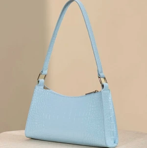 blå väska  - en jättefin väska, skriv om ni vill ha fler bilder eller information, betalning via swish + köparen står för frakten💜 köp direkt för 200 inklusive frankt💜 Väskan är inte såld, ni kan buda i kommentarerna💜