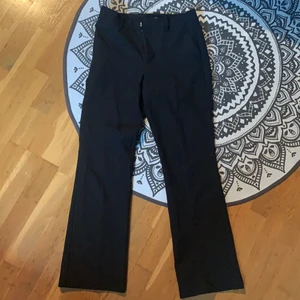 Kostymbyxor  - Stretchiga svarta kostymbyxor. Stl 38 men sitter relativt tjat. (100kr plus frakt)💗