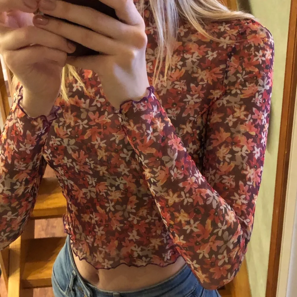 blommig mesh top i storlek S från Shein. bara testad, säljer då den inte har kommit till användning 💗 frakt tillkommer . Yläosat.