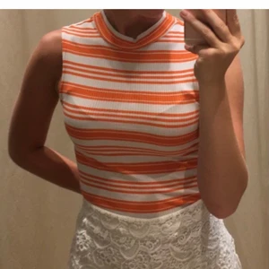 Linne - Orange linne med en liten turtelneck! Väldigt fin färg nu till sommarn!