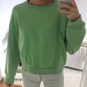 Grön sweatshirt - Nästan helt oanvänd sweatshirt som ej säljs längre! Jag är 170 cm 💘 