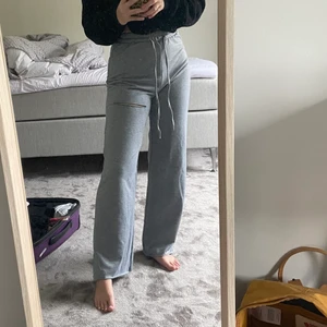 Grå Mjukisbyxor  - Mjukisbyxor från shein! Använda få gånger hemma ❤️ tunna och sköna, nyskick 