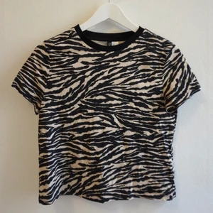 T-shirt med mönster  - T-shirt från H&M med mönster. Storlek S. Knappt använd. 