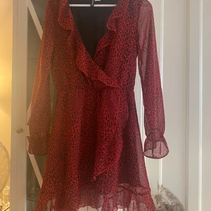 Klänning HM - Leopardmönstrad klänning ifrån H&M. Fint skick, använd ett fåtal gånger. Luftigt å skönt tyg. Storlek 38 men mer som 36. Finns fler bilder🤍