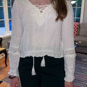 Fin vit blus som inte riktigt är min stil:)