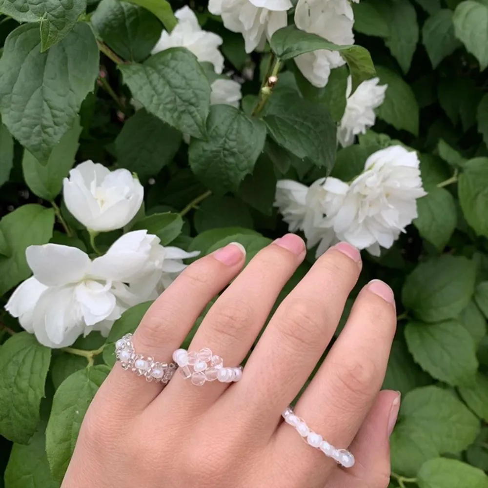 Säljer super fina handgjorda ringar! Perfekta att ha i sommar till alla olika sommar outfits.   Finns i flera olika modeller, storlekar och färger🌸🌼🌺  Ringarna kostar 15 kr/ st Paketpris: 5 st för 60 kr 10 st för 120 kr  Välj bland modeller på bilderna eller önska en egen modell och färg av de vi har.   OBS! Frakt tillkommer  Hör av er i chatten vid funderingar och frågor om våra produkter 😜. Accessoarer.