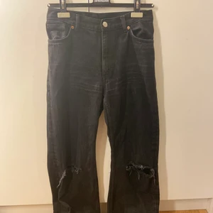 Svarta monki jeans - Säljer dessa svarta monki jeans med hål på knäna som jag klippt själv. Skriv i Dm om intresse, köparen står för frakt❤️❤️
