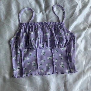 Shein, blommigt lila linne, str xs - Den är oanvänd och säljer för att den va lite för kort för min smak. Har bara testat och inte kollat om det är några större fel på den men inte hittat något utom längden.