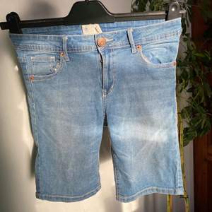 Mysiga jeansshorts som är normala i passform och i storlek. Är använda men inte mycket då de inte riktigt har varit min stil! 😊 40 kr + frakt! 