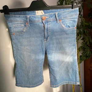 Längre jeansshorts från Gina Trico!  - Mysiga jeansshorts som är normala i passform och i storlek. Är använda men inte mycket då de inte riktigt har varit min stil! 😊 40 kr + frakt! 