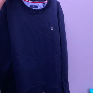 Marin blå gant tröja  - Jätte fin gant tröja använd endast 2 gånger, köptes för 599 från kidsbrandstore. 😄 Kolla även in den baby blå, En tröja för 150 båda tröjorna 200 +frakt 