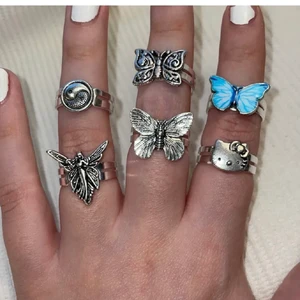Ringar - Olika ringar, 49kr/st (ringen på sista bilden kostar 35kr). Frakt på 12kr tillkommer. Alla är justerbara och det finns flera av varje. 💕 Inte äkta silver. ‼️ ÄNGEL, BLÅ FJÄRIL OCH SILVRIG FJÄRIL LÄNGST UPP PÅ MITTENFINGRET SÅLDA