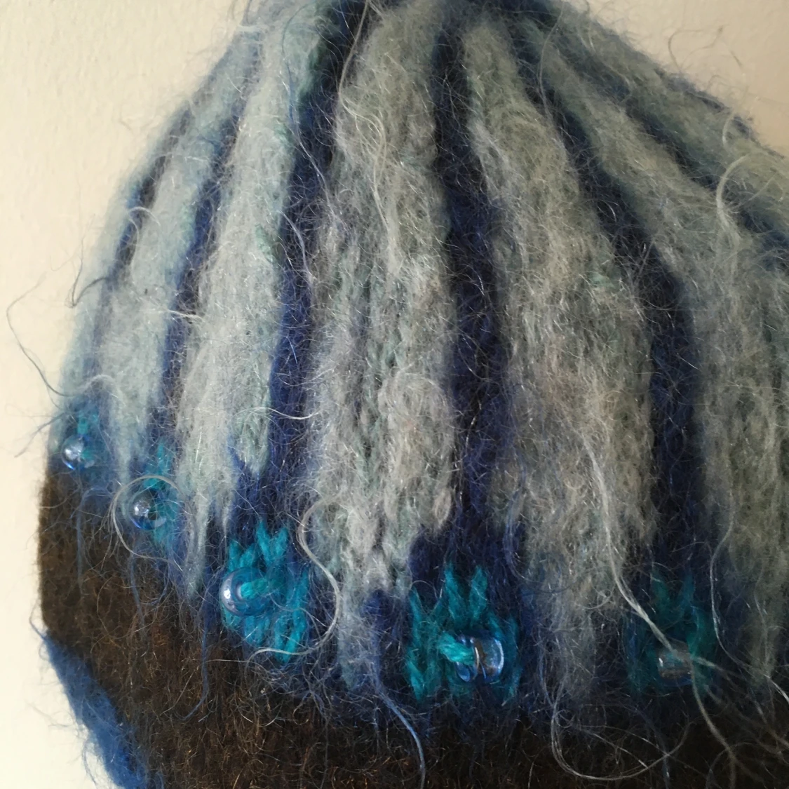 Handstickad, blå ullmössa med öronlappar - 91