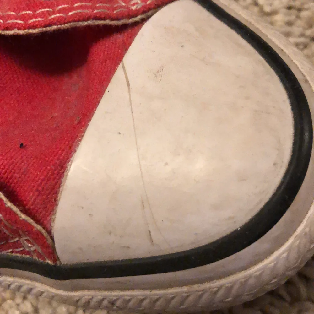 😍 Säljer mina röda converse i storlek 38, använt men bra skick! Har en liten reva på vänster sko, men den syns knappt. Använda bara under några veckor 😍 (Skriv för fler bilder eller frågor). Skor.