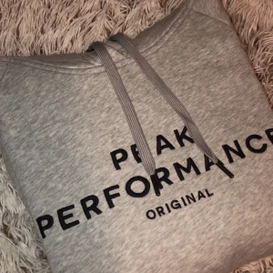 peak performance - grå peak hoddie, storlek L passar även M. 