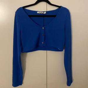 Mörkblå topp - Säljer denna fina topp från NA-KD då den inte kommit till någon användning. Sjukt fin mörkblå färg!!💕💕 säljer för 150 kr + frakt 50 kr