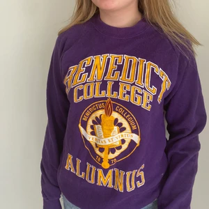 Vintage tröja - Super snygg trendig collegetröja från Benedict universet! Uppskattad storlek M. Buda i kommentarerna! Startpris:100kr 