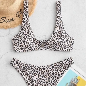 Bikini från Zaful - Säljer denna bikini överdel från Zaful nu, fin passform och prefekt till sommaren! Sitter som en S/XS beroende på hur man vill att den ska sitta. Leopardmönstrad och spänne framtill. DM för fler bilder, går att mötas upp🦋