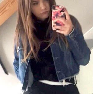 Jeansjacka  - Cropad jeansjacka från bikbok. Väldigt bra kvalitet 