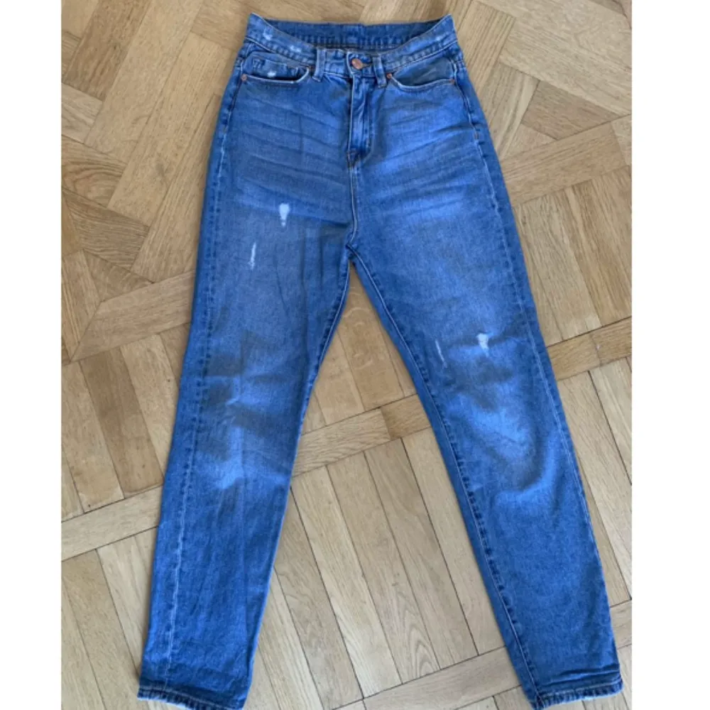 Säljer mina älskade jeans från Urban Outfitters (BDG) som tyvärr blivit för små. De är W25 och i stilen ”mom high rise”. Sitter alltså snyggt på midjan och lösare på benen. Köparen står för frakt :). Jeans & Byxor.