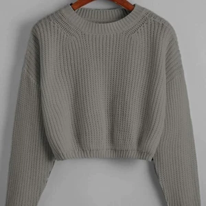 Stickad grå tröja - Stickad grå tröja från SHEIN. Köpt för 159 kr, skönt material och oanvänd. Den är kort i magen. 