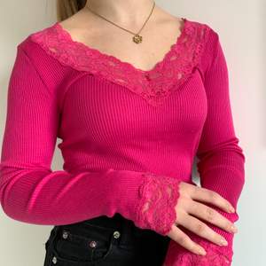 En fin rosa tröja med spets i 100% silk. Den är från Style & Butler och är i storlek L men passar bra på mig som är S. Materialet är mjukt och strechigt så den passar i flera storlekar. Knappt använd:)