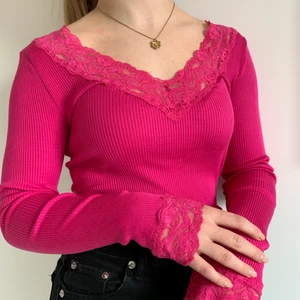 Rosa spets tröja - En fin rosa tröja med spets i 100% silk. Den är från Style & Butler och är i storlek L men passar bra på mig som är S. Materialet är mjukt och strechigt så den passar i flera storlekar. Knappt använd:)