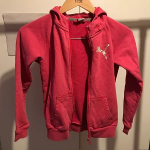 Puma kofta - Rosa puma kofta. Nypris 200kr