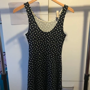Sommar klänning - Mörkblå klänning med vita prickar. Används inte mer pga för liten storlek för mig. Använd max 4 gånger.