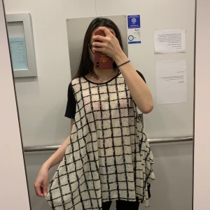 Topp i storlek m - Tops i storlek m, fin skick, finns hämta i Stockholm, kan även skicka via post