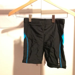 Sport shorts/ Sim shorts - Soc Sim shorts/ sport shorts. Använd 1 gång. Säljer pga liten storlek.