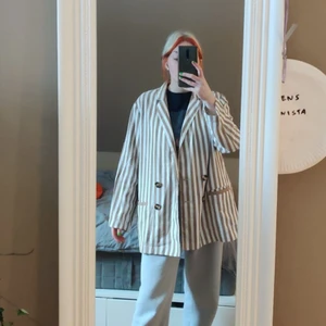 Randig kavaj  - En randig kavaj, jag själv har använt den som en oversized kavaj eftersom det är några storlekar för stort. Plagget är som ny, har bara använt den några få gånger.