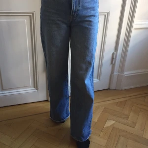 90s vida jeans - Jag säljer dessa jätte snygga jeans då dem är för små på mig. Älskar dem. Sitter perfekt och passar till allt. Storlek 34 men passar 32 också. Budgivning från 250kr💞