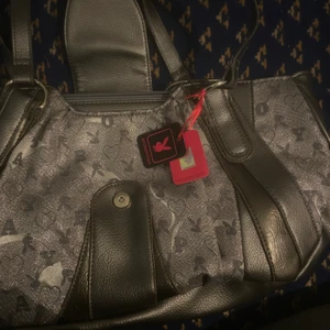 Nyskick Playboy handväska - INTRESSEKOLL‼️ Y2K Playboy handväska som inte går att köpa längre. Väskan är i nyskick! Betalning sker via swish och spårbar frakt kostar 66kr. Hör gärna av er i dm vid frågor, bud eller intressen!