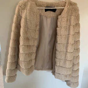 Oanvänd fejkpälsjacka  - Oanvänd fejkpälsjacka från Vero Moda som tyvärr bara hängt i garderoben. Tunn och härlig för vår och sommar! Går att stänga. Säljes såhär billigt pga dyr frakt så riktigt fynd speciellt vid upphämtning 😉