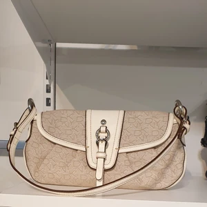 Åkt DKNY banquet väska  - En åkt DKNY väska som är treding nu I mycket bra skick och passar till allt. Finns fler bilder 