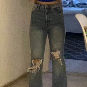 Jeans - Ett par jeans med slitningar på knäna. Använt en gång. Högmidjade. 🥰